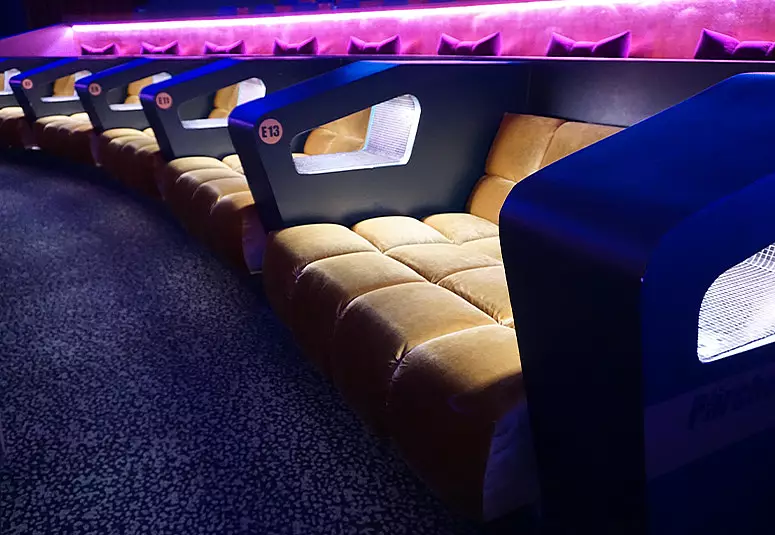 Individuelle Kinositze mit beleuchteten Trennelementen und Lounge-Charakter im Filmpalast Lüdenscheid.